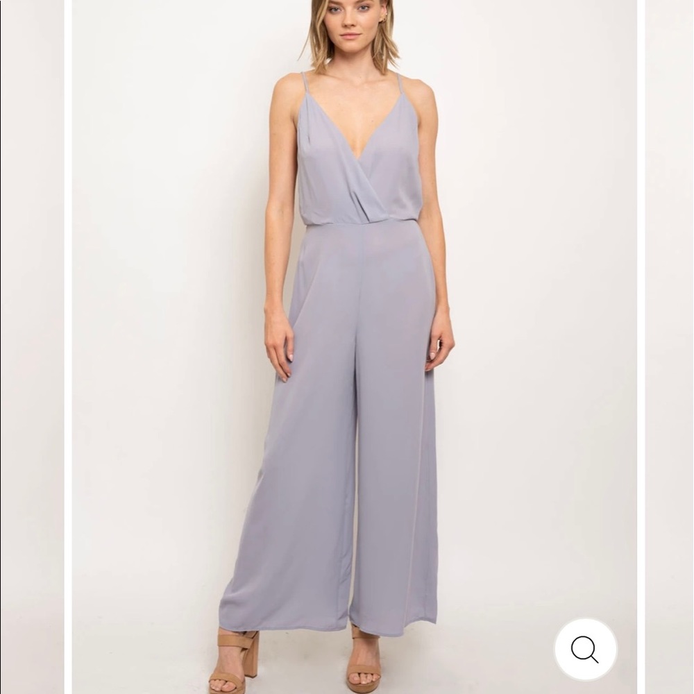 🔥NWOT🔥OPEN BACK V-NECK JUMPSUIT